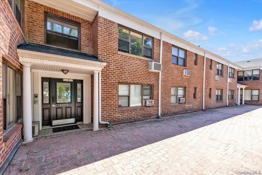 Welcome to Garden Town! This spacious 2 bedroom Coop is located - Beach Home for sale in Hewlett, New York on Beachhouse.com