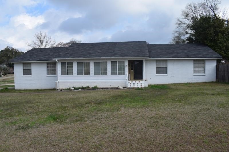 Lowest priced 3/2 fixer upper by nearly 50k! No HOA fees! - Beach Home for sale in Tallahassee, Florida on Beachhouse.com