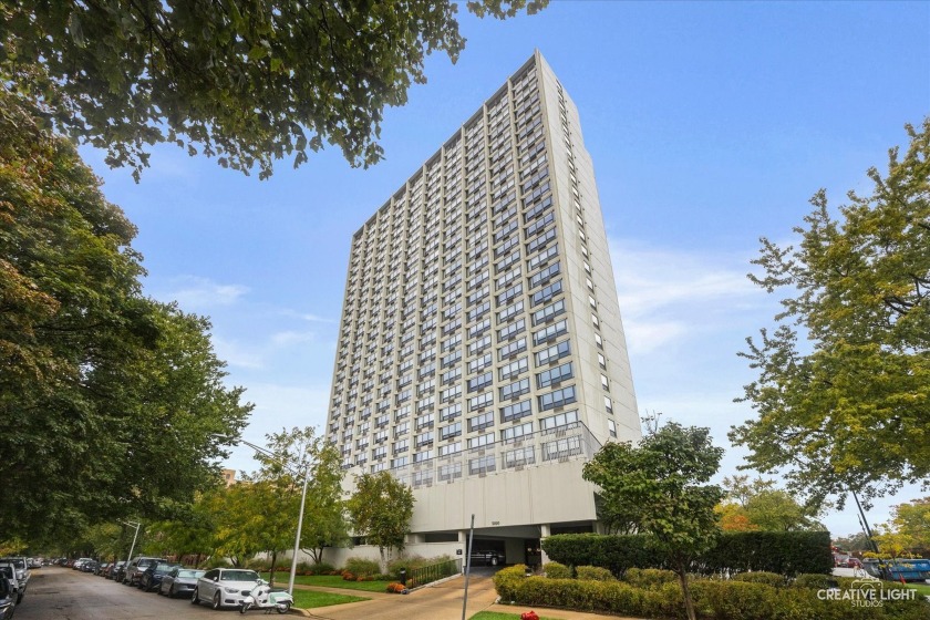 Spacious 2-Bedroom High-Rise-investor friendly! Enjoy city - Beach Condo for sale in Chicago, Illinois on Beachhouse.com