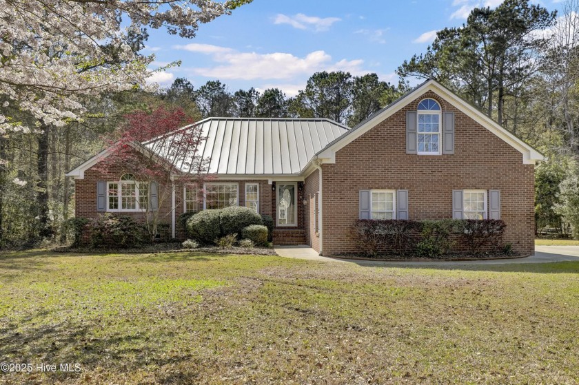 Big Price Reduction! $25,000 SELLER CREDIT for paint, updates or - Beach Home for sale in Hampstead, North Carolina on Beachhouse.com
