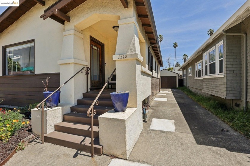 Quintessential California Craftsman Cottage! This charming - Beach Home for sale in Alameda, California on Beachhouse.com