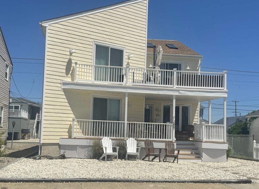 Key West vibes in Brigantine! This 3 BR 2 BA top floor of a - Beach Condo for sale in Brigantine, New Jersey on Beachhouse.com