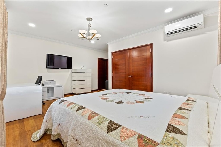 Spacious and bright, this 2-bedroom, 2-bath condo offers - Beach Condo for sale in Brooklyn, New York on Beachhouse.com