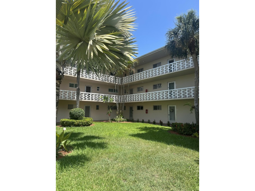 Nice corner condo, one of the biggest in the building , newer - Beach Condo for sale in Lake Worth, Florida on Beachhouse.com