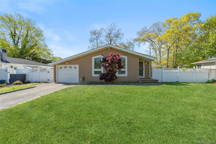 Well-maintained 3 bed 1 bath ranch with fully owned solar panels - Beach Home for sale in Mastic Beach, New York on Beachhouse.com