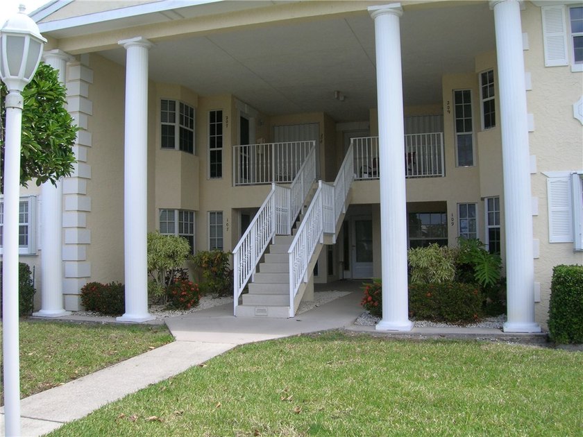 1ST FLOOR 2 BEDROOM / 2BATH UNIT WITH WALKIN TUB IN MASTER BATH - Beach Condo for sale in Vero Beach, Florida on Beachhouse.com