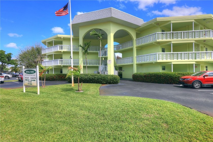 Welcome to Royal Park, a desirable 55+ community! This - Beach Condo for sale in Vero Beach, Florida on Beachhouse.com