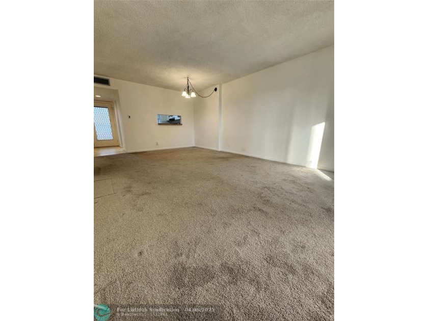 1 bed  2 bath Brand new carpet new lights! Updated !! Walk in - Beach Condo for sale in Lauderdale Lakes, Florida on Beachhouse.com