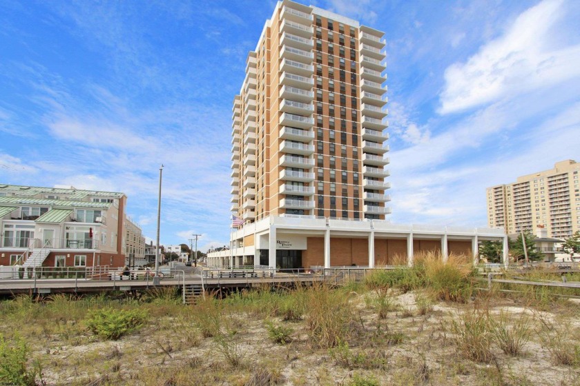 Welcome to this spacious corner unit at Regency Towers, offering - Beach Condo for sale in Ventnor, New Jersey on Beachhouse.com