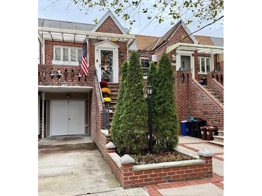 Gerritsen Beach 2-family - a short distance to Gateway National - Beach Home for sale in Brooklyn, New York on Beachhouse.com