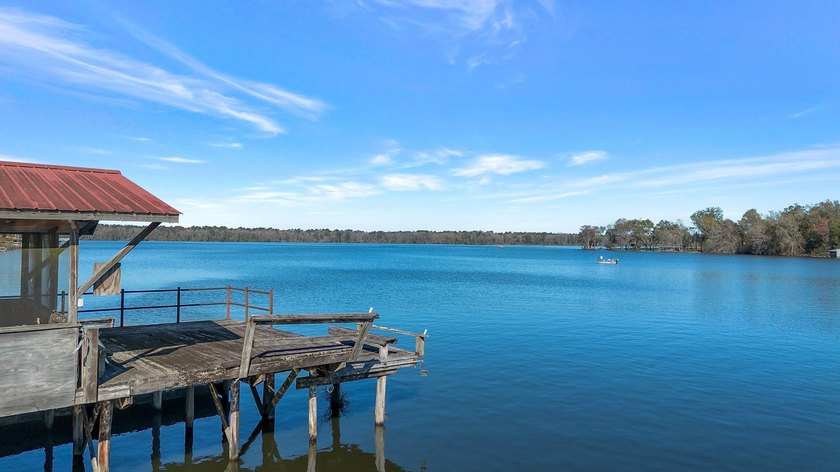 Lake Talquin opportunity with solid construction and exceptional - Beach Home for sale in Tallahassee, Florida on Beachhouse.com