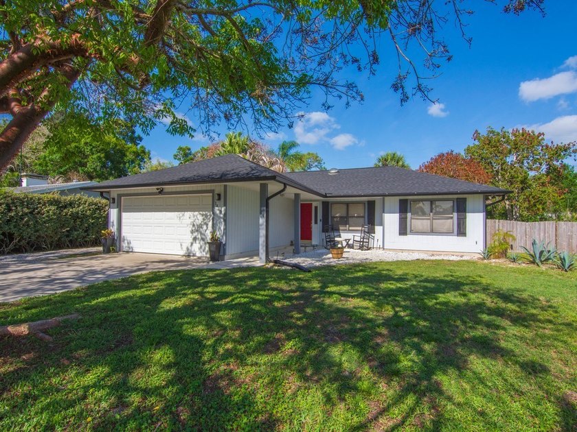 Great starter home with ideal, in-town location. This adorable - Beach Home for sale in Vero Beach, Florida on Beachhouse.com