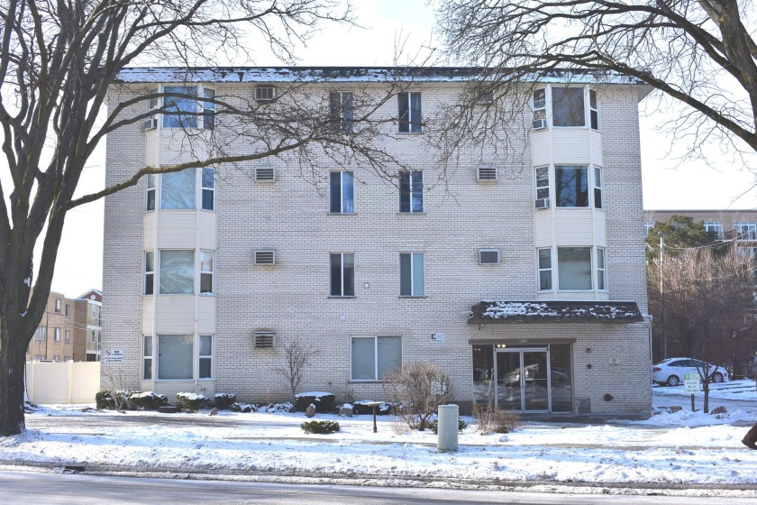 Great elevator building in Downtown Skokie!  Spacious two - Beach Home for sale in Skokie, Illinois on Beachhouse.com