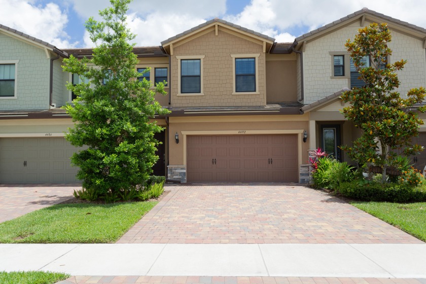 Come see a stunning 2019 Divosta built Raritan model - Beach Townhome/Townhouse for sale in Lake Worth, Florida on Beachhouse.com