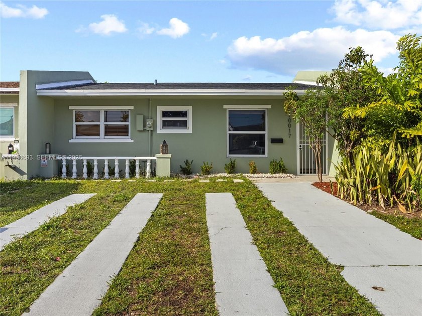Fully renovated and move-in ready townhome offering a functional - Beach Townhome/Townhouse for sale in Miami, Florida on Beachhouse.com