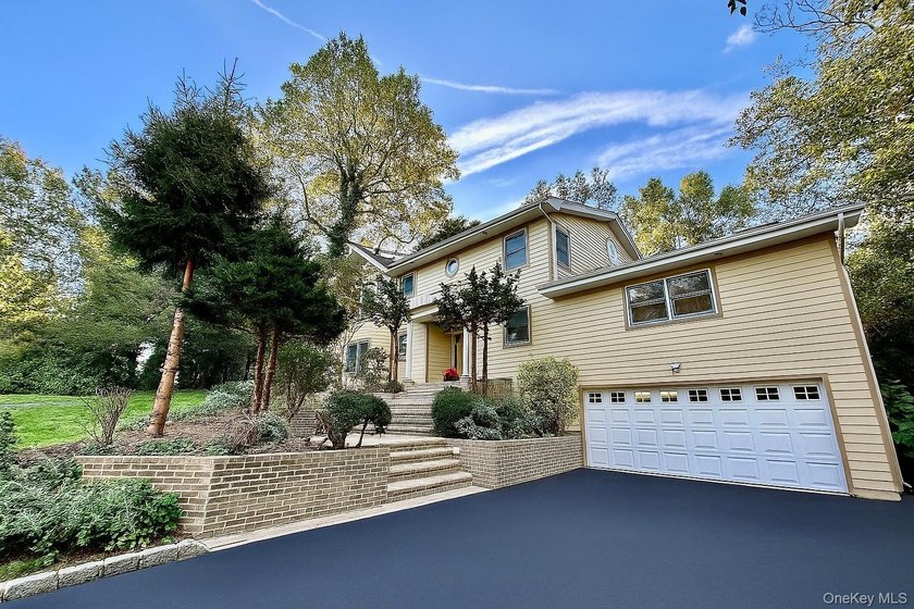 WELCOME TO #8 BRIARFIELD DRIVE - LAKE SUCCESS SPRAWLING COLONIAL - Beach Home for sale in Great Neck, New York on Beachhouse.com