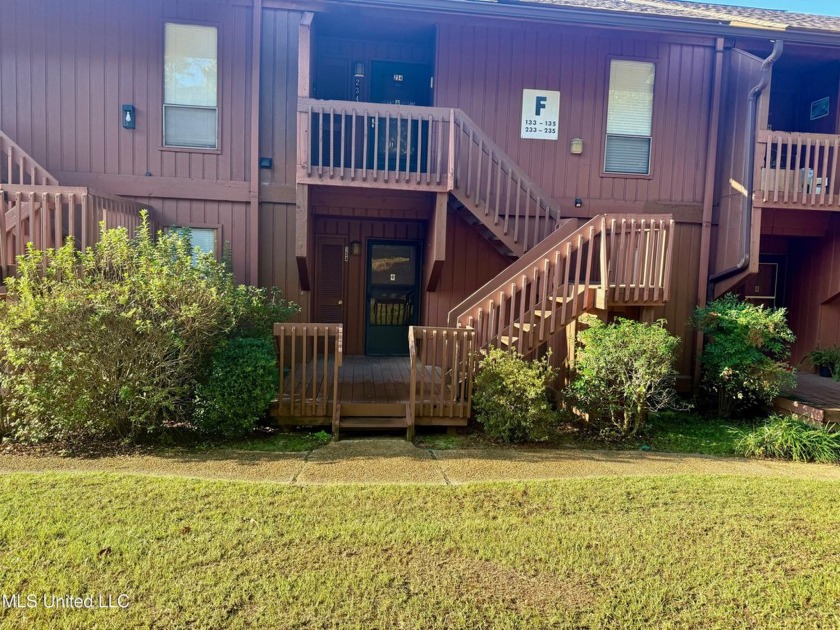 READY -TO MOVE-IN! THIS GROUND FLOOR CONDO WITH 1 BEDROOM AND - Beach Condo for sale in Diamondhead, Mississippi on Beachhouse.com