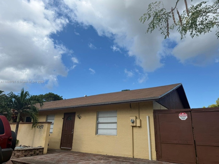 Charming 3-bedroom, 2-bathroom single family home, located in - Beach Home for sale in Deerfield Beach, Florida on Beachhouse.com