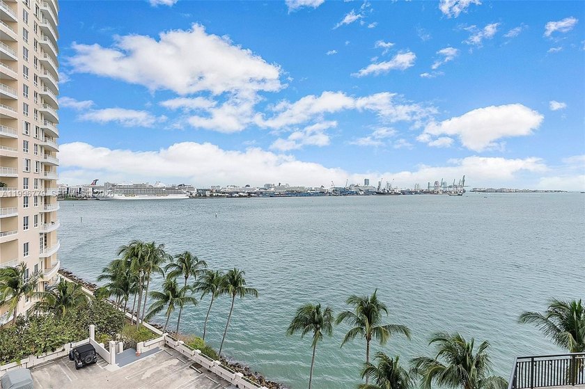 LOVELY STUDIO! ! Live where the city meets tranquility and - Beach Condo for sale in Miami, Florida on Beachhouse.com