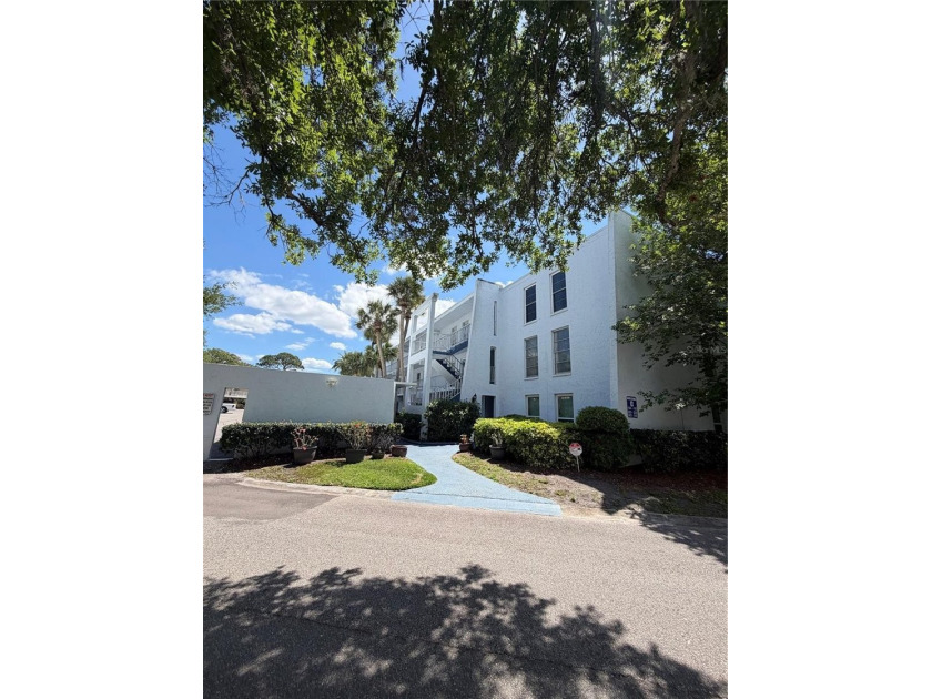 Come experience this bright and spacious top-floor 55+ condo -- - Beach Condo for sale in Largo, Florida on Beachhouse.com