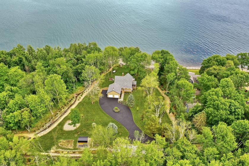 Welcome to 19 Glenview Lane, an exquisite retreat nestled on a - Beach Home for sale in Belfast, Maine on Beachhouse.com