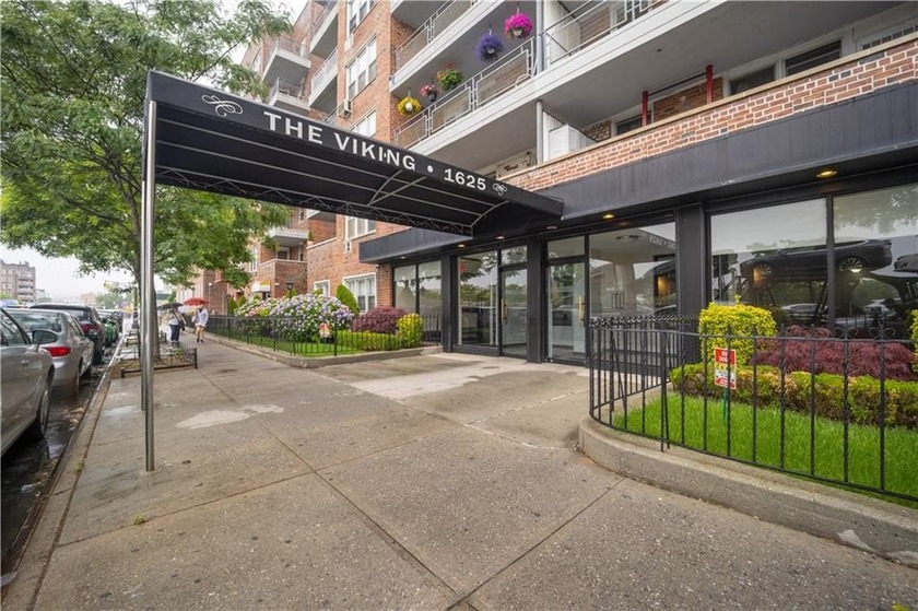 WELCOME TO THIS BEAUTIFUL, UPDATED 2 BED, 2 BATHS COOP UNIT WITH - Beach Other for sale in Brooklyn, New York on Beachhouse.com