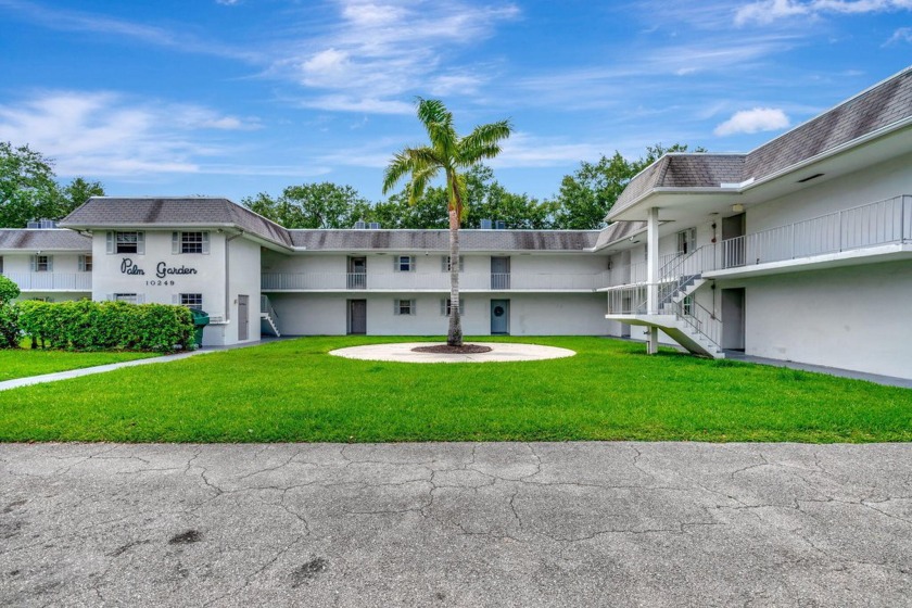 Experience the best of Palm Beach Gardens living in this - Beach Condo for sale in Palm Beach Gardens, Florida on Beachhouse.com