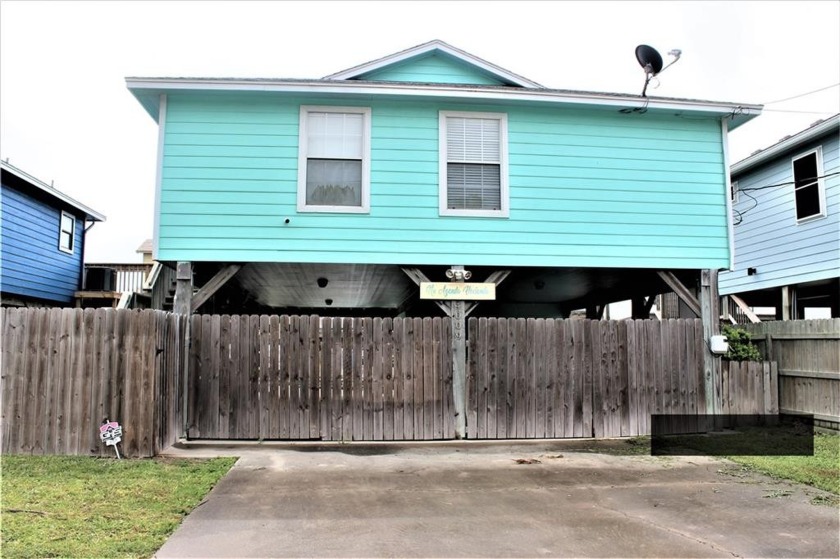 This Adorable waterfront home sits on a canal with easy access - Beach Home for sale in Corpus Christi, Texas on Beachhouse.com
