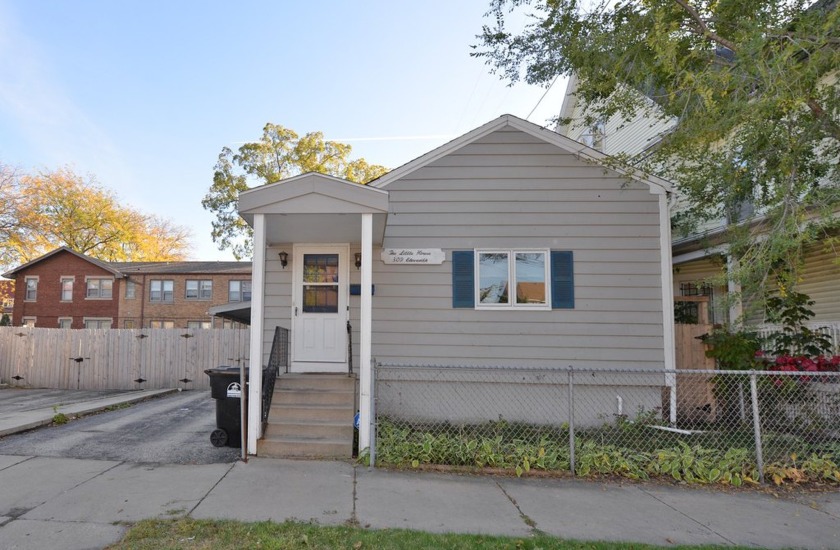 Move in ready! This 2 bedroom 2 bath home is within walking - Beach Home for sale in Racine, Wisconsin on Beachhouse.com