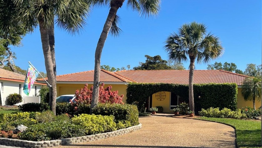 Looking for a lakefront home with a pool that has privacy? Do - Beach Home for sale in Nokomis, Florida on Beachhouse.com