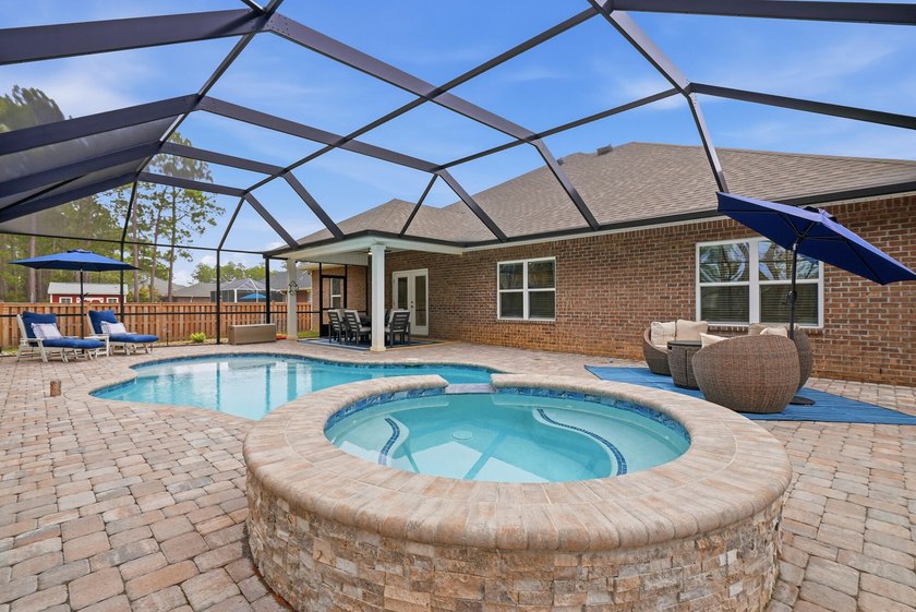 CERTIFIED PRE-OWNED HOME!! Rest easy knowing this amazing oasis - Beach Home for sale in Navarre, Florida on Beachhouse.com