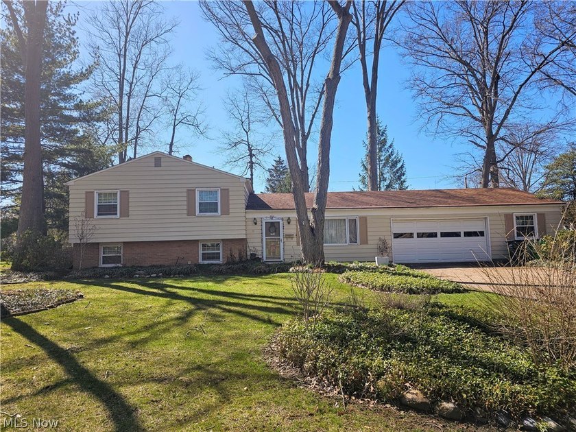 THIS SPACIOUS FOUR BEDROOM/ THREE FULL BATH SPLIT IS READY FOR A - Beach Home for sale in Avon Lake, Ohio on Beachhouse.com