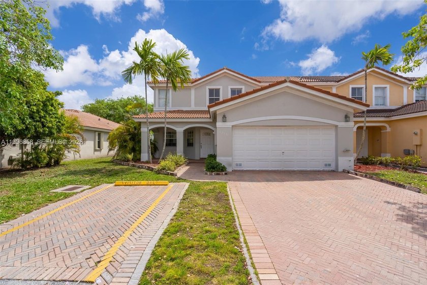 Lake Front Townhouse with plenty of living space. Home is - Beach Townhome/Townhouse for sale in Miami, Florida on Beachhouse.com