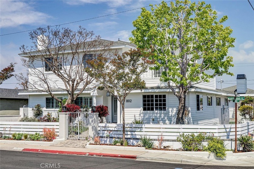 Captivating corner curb appeal is the first impression you'll - Beach Home for sale in El Segundo, California on Beachhouse.com