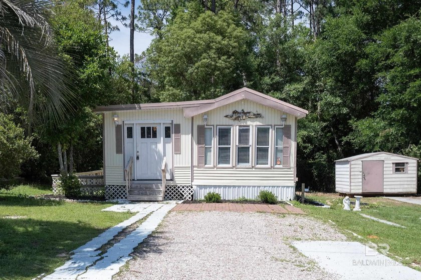 Cutest little bungalow in Spanish Cove! This 2-bedroom, 1-bath - Beach Home for sale in Lillian, Alabama on Beachhouse.com