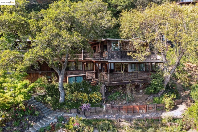 Discover a unique architectural gem on Panoramic Hill, designed - Beach Home for sale in Berkeley, California on Beachhouse.com