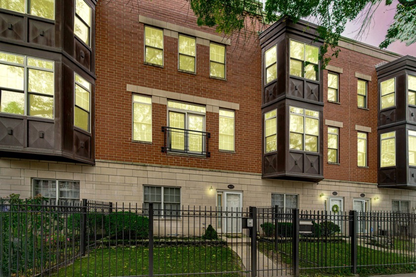 This stunning 3-story row home offers 3 spacious bedrooms, 2.5 - Beach Townhome/Townhouse for sale in Chicago, Illinois on Beachhouse.com
