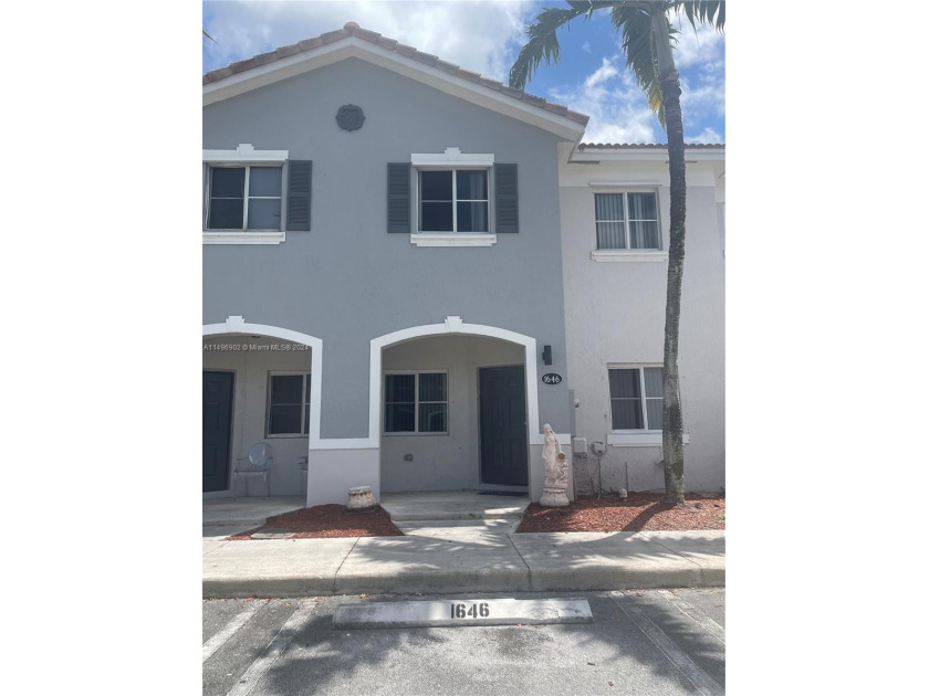 Charming and ample 3 bedroom, 2.5 bath townhouse in a private - Beach Townhome/Townhouse for sale in Homestead, Florida on Beachhouse.com