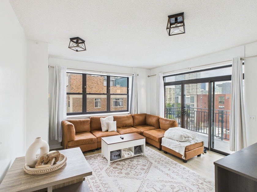 Fabulous South Loop corner 2bd/2ba with deeded parking INCLUDED! - Beach Home for sale in Chicago, Illinois on Beachhouse.com