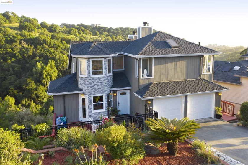 NOW PRICED TRANSPARENTLY!! Live at eagle soaring heights in - Beach Home for sale in Oakland, California on Beachhouse.com