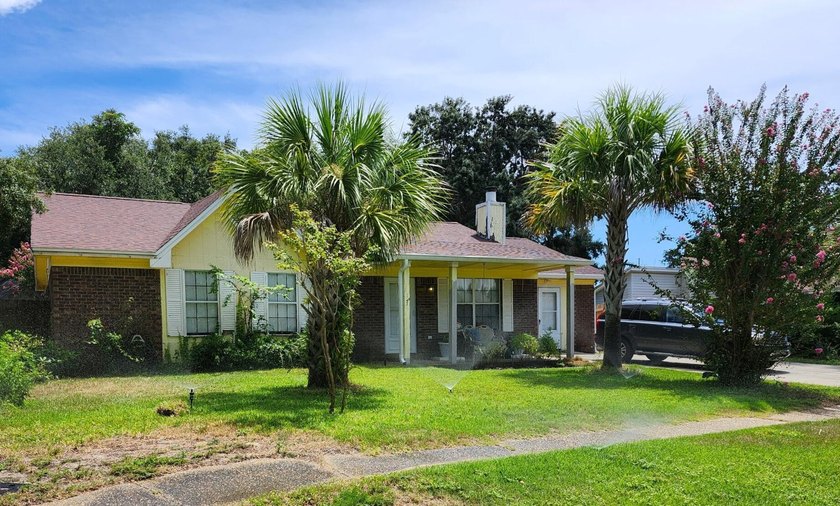 Welcome to this charming home located in the heart of Gulf - Beach Home for sale in Gulf Breeze, Florida on Beachhouse.com