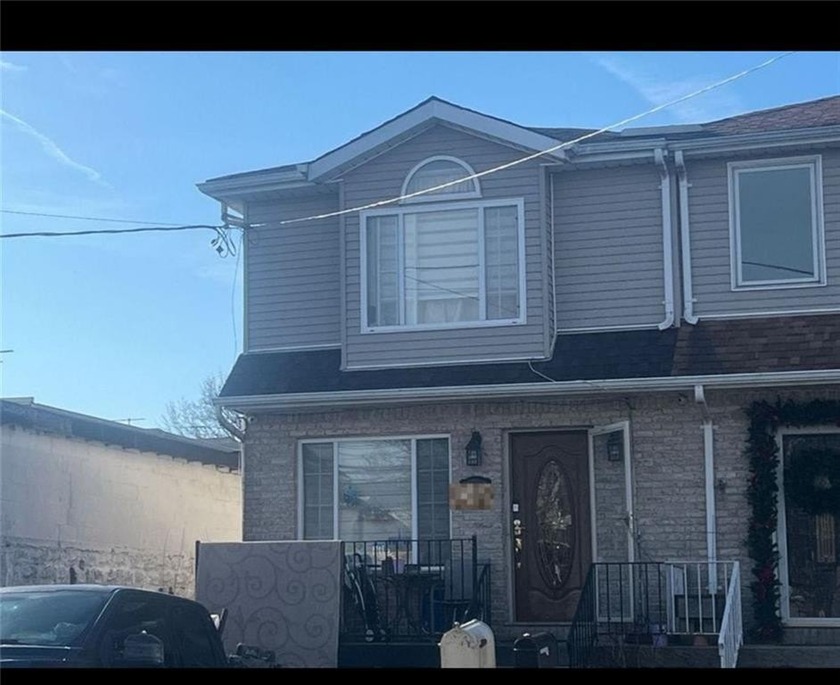 Welcome home to this beautifully maintained single-family - Beach Home for sale in Brooklyn, New York on Beachhouse.com