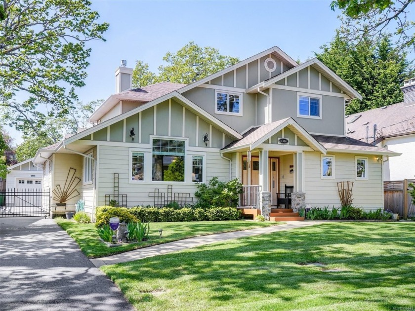 Delightful South Oak Bay home located just a short walk to the - Beach Home for sale in Oak Bay,  on Beachhouse.com