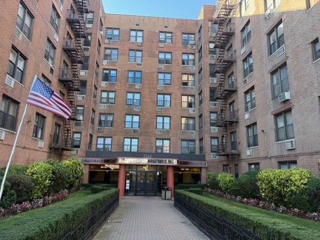 Bright and well maintained 1-bed apartment (800 sq.ft.) in the - Beach Other for sale in Brooklyn, New York on Beachhouse.com