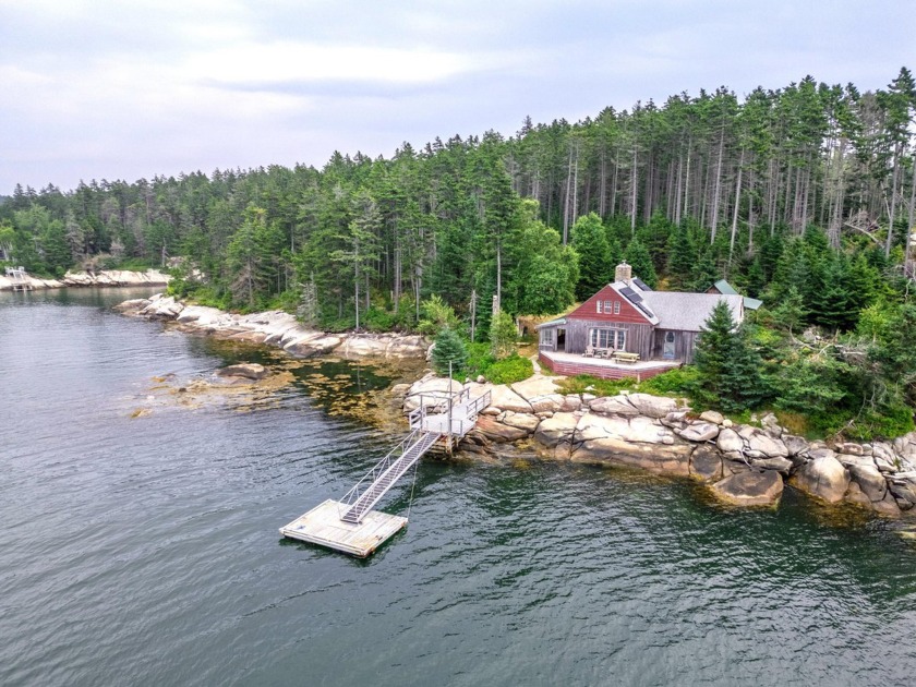 Classically-styled 3-bedroom cottage provides a perfect off-grid - Beach Home for sale in Friendship, Maine on Beachhouse.com