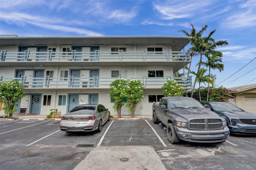 Sunny, breezy SE corner 2nd floor, Harborview 1000 SF 2/2 - Beach Condo for sale in Fort Lauderdale, Florida on Beachhouse.com