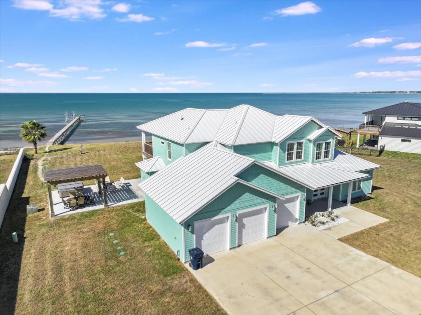 This is your dream house! 2 acres, guest house, beach, pier - Beach Vacation Rentals in Rockport, Texas on Beachhouse.com