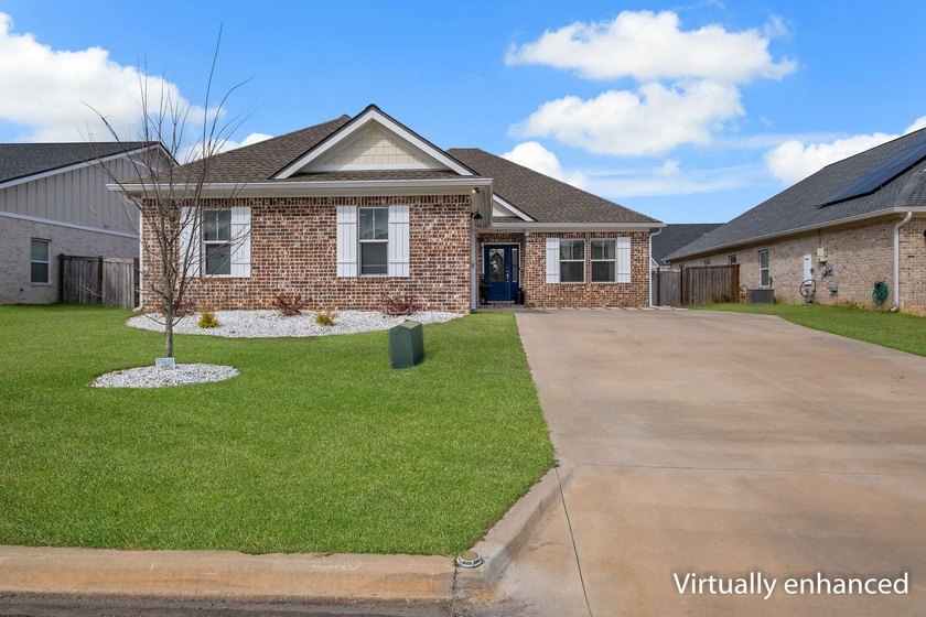 Welcome to this LIKE-NEW stunning 3-bedroom, 2-bathroom home in - Beach Home for sale in Tallahassee, Florida on Beachhouse.com