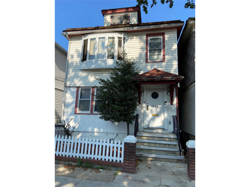 2 Dwelling house. Zoning M1-1, building size 20x46, lot size - Beach Townhome/Townhouse for sale in College Point, New York on Beachhouse.com