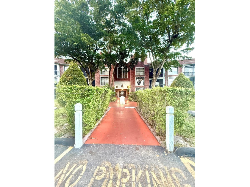 Beautiful 1 bed / 1.5 bath condo located on the 3rd floor of a - Beach Condo for sale in Lauderhill, Florida on Beachhouse.com